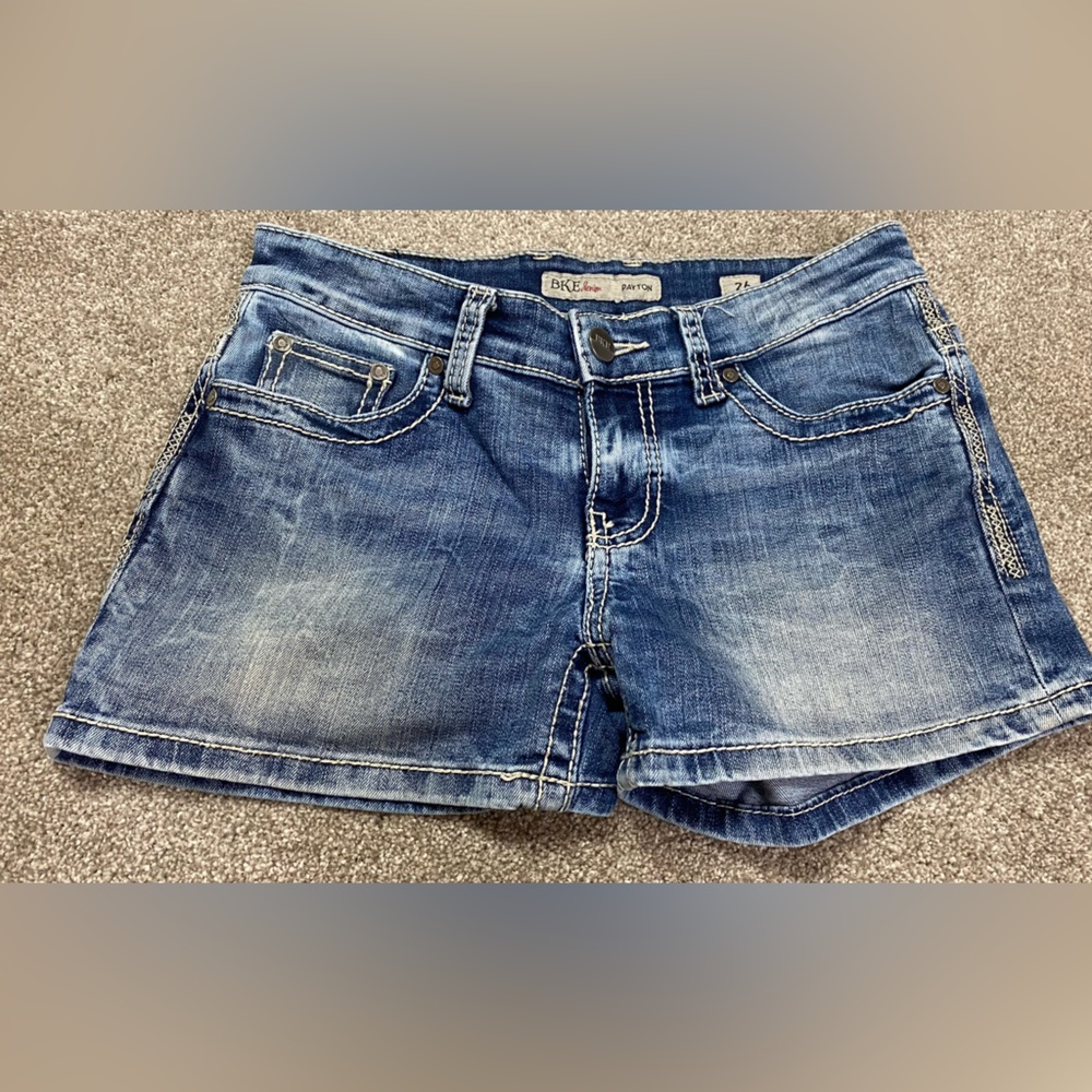 BKE distressed jean shorts size 26